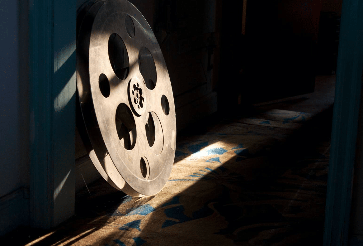 “De mejores escuelas nos botaron a ti y a mí…”