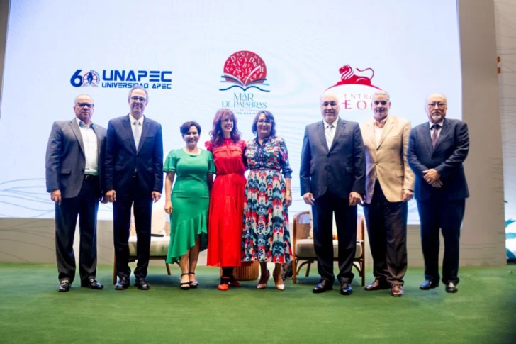 Irene-Vallejo-junto-a-organizadores-de-los-distintos-eventos-en-que-participo-durante-su-visita-a-Santo-Domingo-728x485