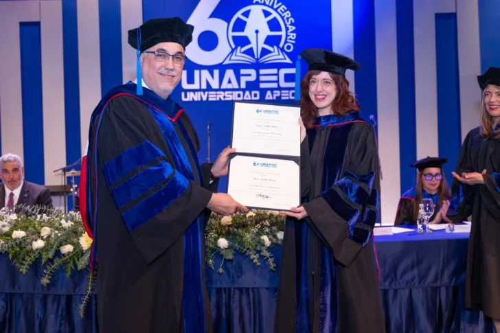 Irene-Vallejo-recibe-el-Doctorado-honoris-causa-de-manos-de-manos-de-las-autoridades-de-la-universidad-Apec-728x485