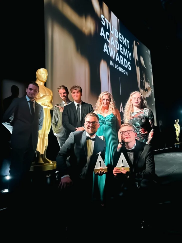 Los-estudiantes-Pavla-Sykory-a-Viktora-Horaka-galardonados-con-el-Oscar-como-la-mejor-pelicula-esrtudiantil.-Londres-2024.-Film-Krajan-Paisano-728x971 Los-estudiantes-Pavla-Sykory-a-Viktora-Horaka-galardonados-con-el-Oscar-como-la-mejor-pelicula-esrtudiantil.-Londres-2024.-Film-Krajan-Paisano-728x971